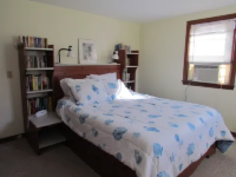 Family friendly home, walk to beach, central AC 하위치 호텔