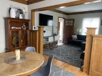 8Beds, 2Queen, 3Twin, 2Sofa sleepers. Min. to O’hare & Allstate. Free parking