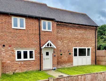 Brand New Barn conversion - With Hot Tub Отели рядом с достопримечательностью «Нешнел Мемориал Арборетум»