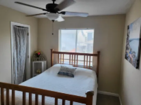 Modern Home Minutes Away from COTA & Downtown Austin. 奧斯汀伯格史東國際機場附近的飯店