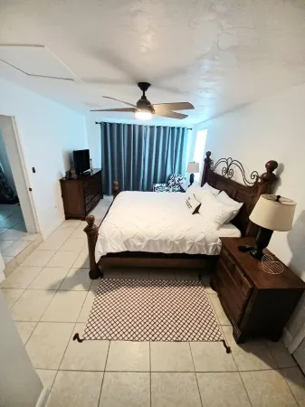 Cozy and Beautiful Home. When booking 1 week or more ask about our discount. Отели в г. Беверли-Хилс