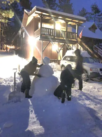 Cozy Cabin Vibes with Fireplace & Hot Tub