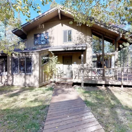 Spacious Cabin Vibe w/ lots of Wood - Easy walk/ride to Village, Lodge and River