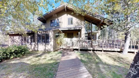 Spacious Cabin Vibe w/ lots of Wood - Easy walk/ride to Village, Lodge and River