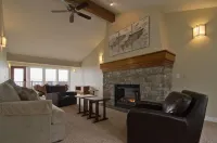 Pacific Reef Hotel & Light Show Hotels in Gold Beach