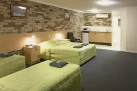 D'Aguilar Hotel Motel - parking