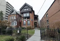Victoria's Mansion Guest House Отели в г. Church and Wellesley