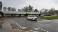 Pacific Motel - parking