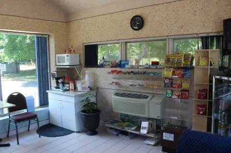 Tides Inn at Stehli Beach Отели рядом с достопримечательностью «Плантинг Филдс Арборетум»