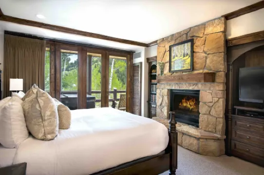 Junior King Suite 1 Bedroom Hotel Room by RedAwning