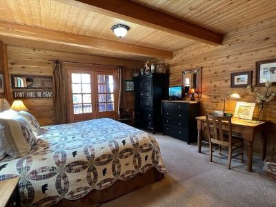 Smokey Joes 5 Bedroom Cabin by RedAwning