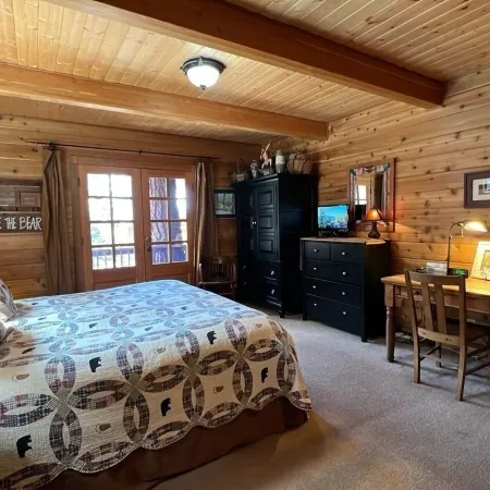 Smokey Joes 5 Bedroom Cabin by RedAwning