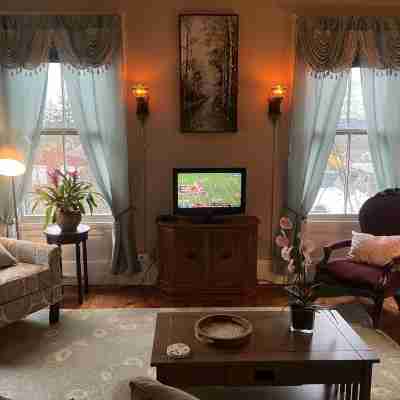 1 Br Private Victorian Apt in Convenient City Location on Half Acre Sleeps 4 Rooms