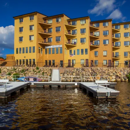 Natura Vue Resort & Boathouse