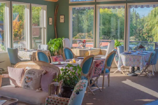 Country Willows Inn and Estate