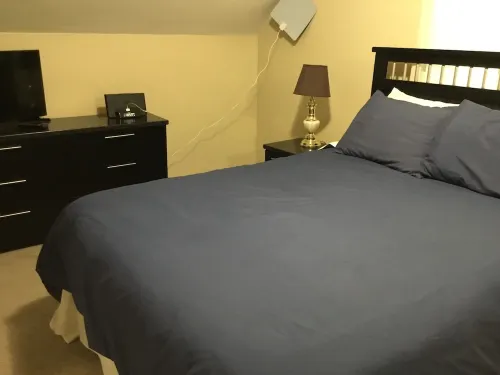 Classic, updated house with porch & backyard Hotels in Newark