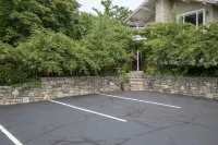 Coachlite Inn - parking