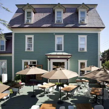 Le Pleasant Hôtel & Café