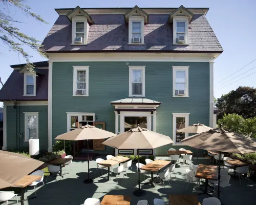 Le Pleasant Hôtel & Café Hotels in Sutton