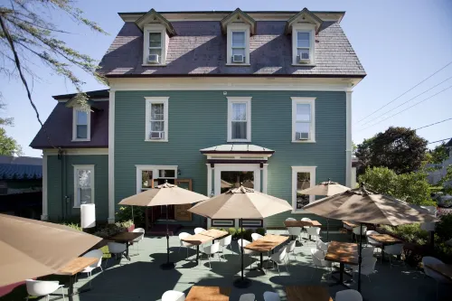Le Pleasant Hôtel & Café فنادق في Cowansville