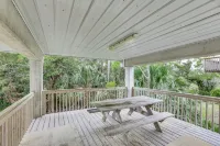 Family-Friendly Waterfront Oasis: 7 Miles to Beach - parking