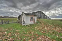 Vintage Farmhouse ~ 2 1/2 Mi to Mount Pleasant Ski - parking