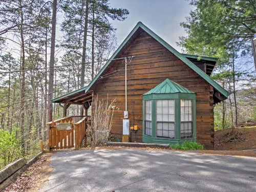Secluded Sevierville Cabin w/ Hot Tub!