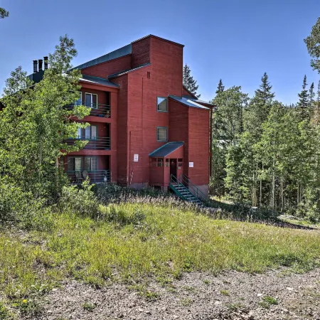 Slopeside Condo with Hot Tub and Game Room Access!