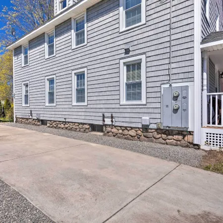Mystic Refuge w/ Patio < 1 Mi to Downtown!