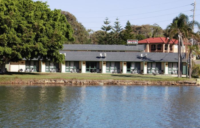 Hibiscus Lakeside Motel