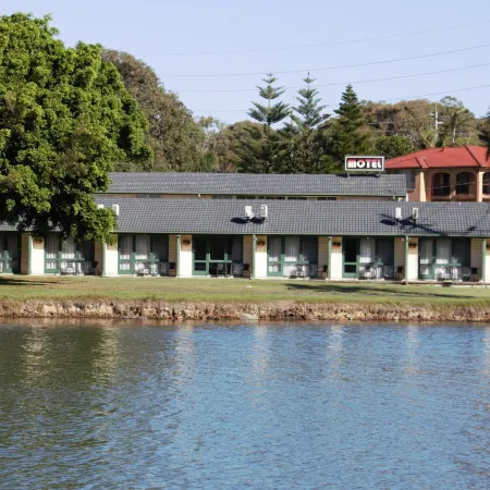 Hibiscus Lakeside Motel