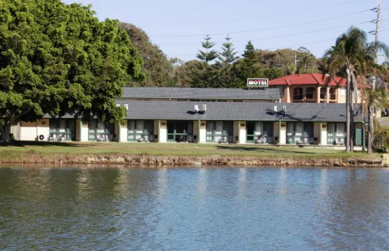 芙蓉湖畔汽車旅館