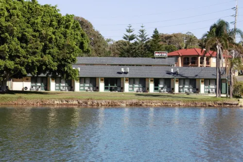 Hibiscus Lakeside Motel - Beach