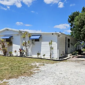 Fisherman's Paradise! 2Bd/2Ba Waterfront Retreat with Access to Lake Okeechobee! Отели в г. Окичоби