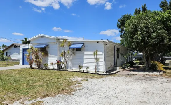 Fisherman's Paradise! 2Bd/2Ba Waterfront Retreat with Access to Lake Okeechobee!