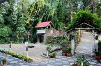Shimla British Resort Отели рядом с достопримечательностью «Kotkhai Palace»