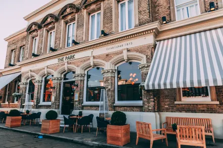 The Park Hotel Отели рядом с достопримечательностью «Парк Буши»