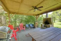 Secluded Marshall Farmhouse w/ Hot Tub! - parking