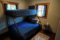 Cozy Cabin Next to the River. Incredible Views, Large Backyard, and Boat Launch!