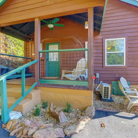 < 1 Mi to Dtwn: Pet-friendly Cabin in Murphy!