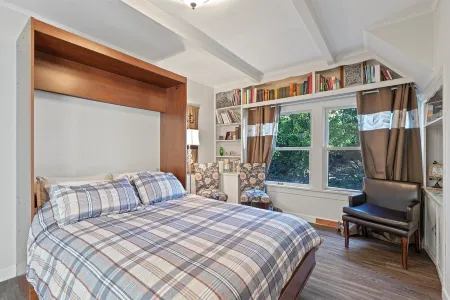 Farmhouse & Creekside Get-Away on hidden acreage in historical downtown Gresham.