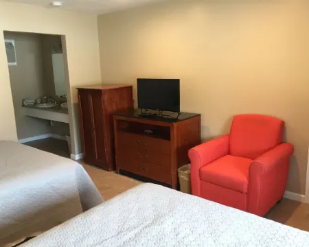 Holiday Lodge Hotels in Grass Valley