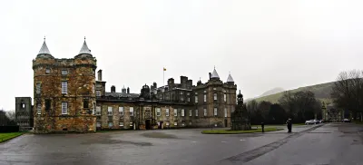 Holiday Inn Express EDINBURGH CITY CENTRE by IHG Hotel berhampiran Dovecot Cafe by Leo's