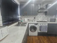 3 Bed House - Sleeps 6 - Parking - Wifi