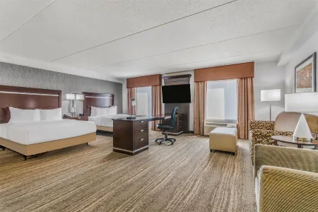 Hampton Inn & Suites Detroit/Airport-Romulus