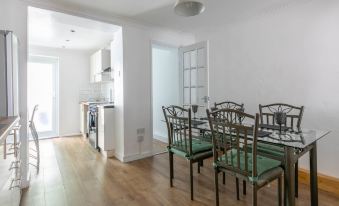 Stylish 2Bd Family Hideaway in Dover