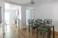 Stylish 2Bd Family Hideaway in Dover