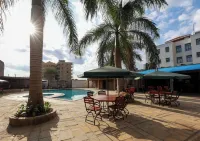Crescent Resort And Conference Centre فنادق في Olooloitikosh