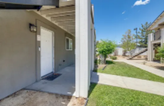 3 マイル トゥ ダウンタウン：ゲーテッド コンド ウィズ パティオ イン リノ！