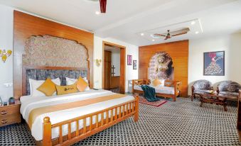 Pax Hotel Ark 150 Meters from Mall Road